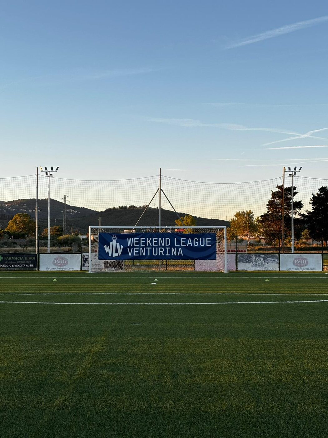 Striscione Weekend League Venturina sulla porta