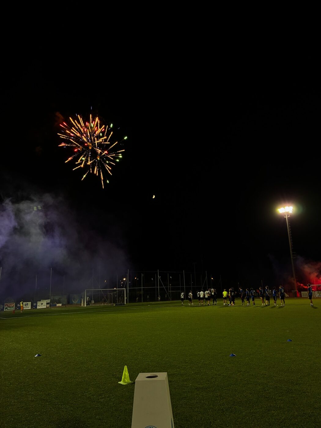 Fuochi d'artificio sopra il campo da gioco