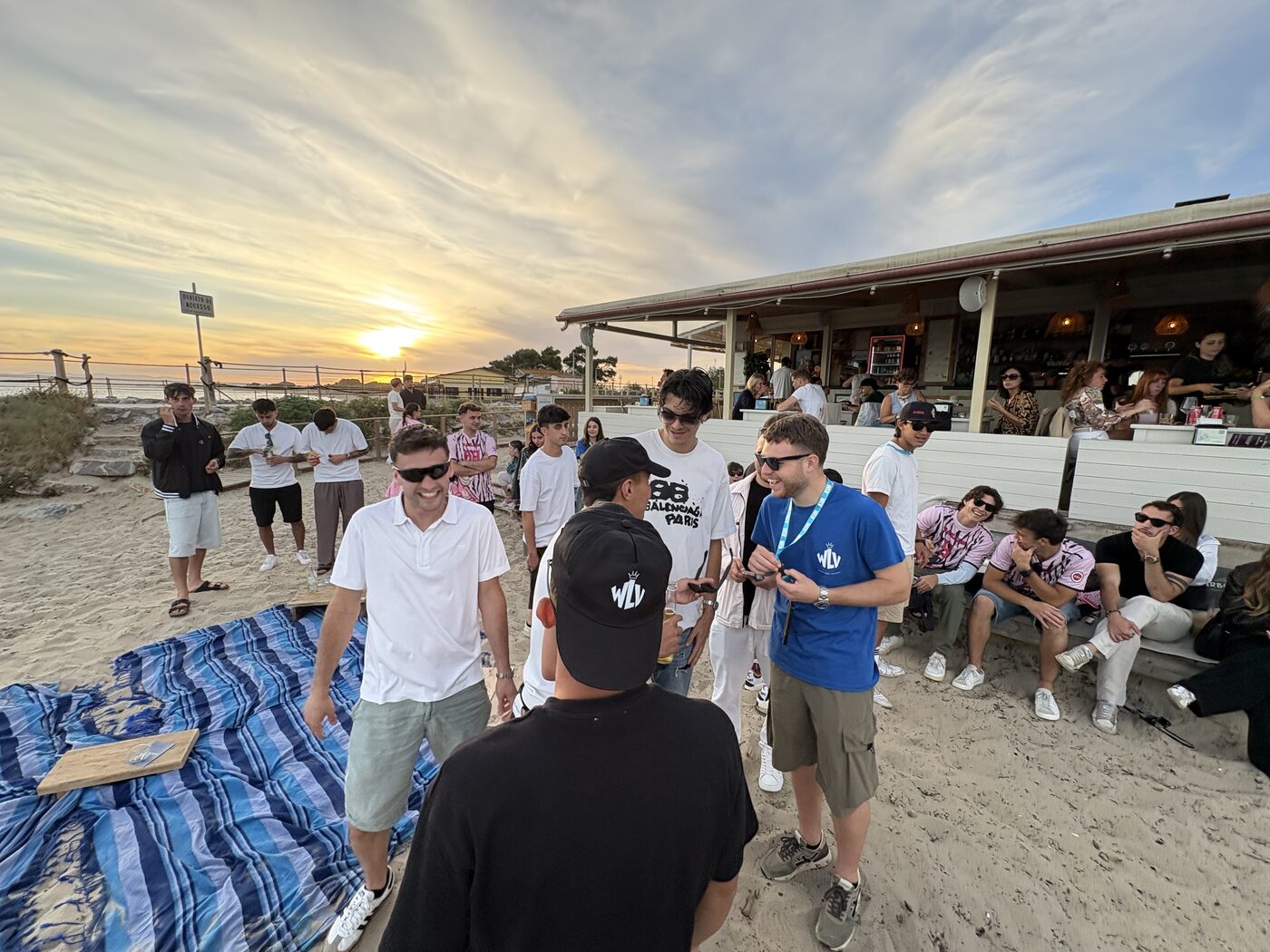 Festa finale sulla spiaggia al tramonto