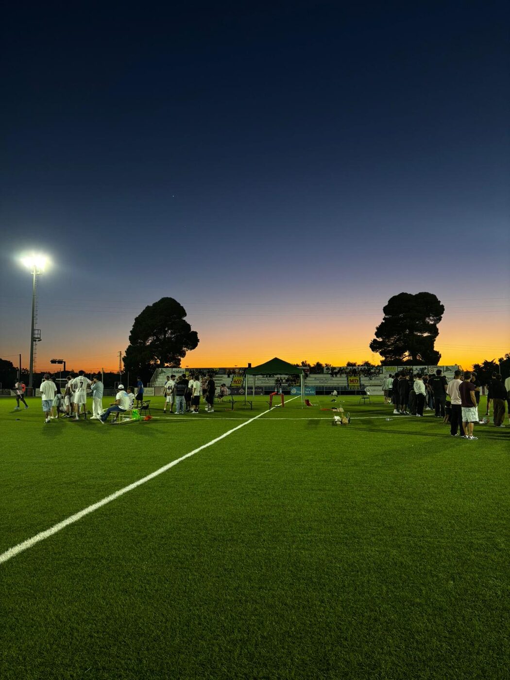 Tramonto sul campo con il pubblico
