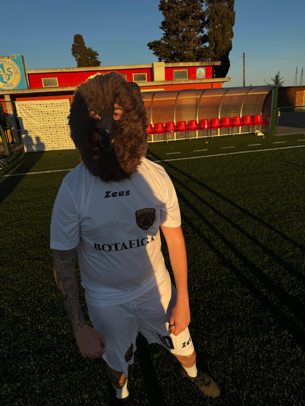 Giocatore Botafiga con maschera da lupo